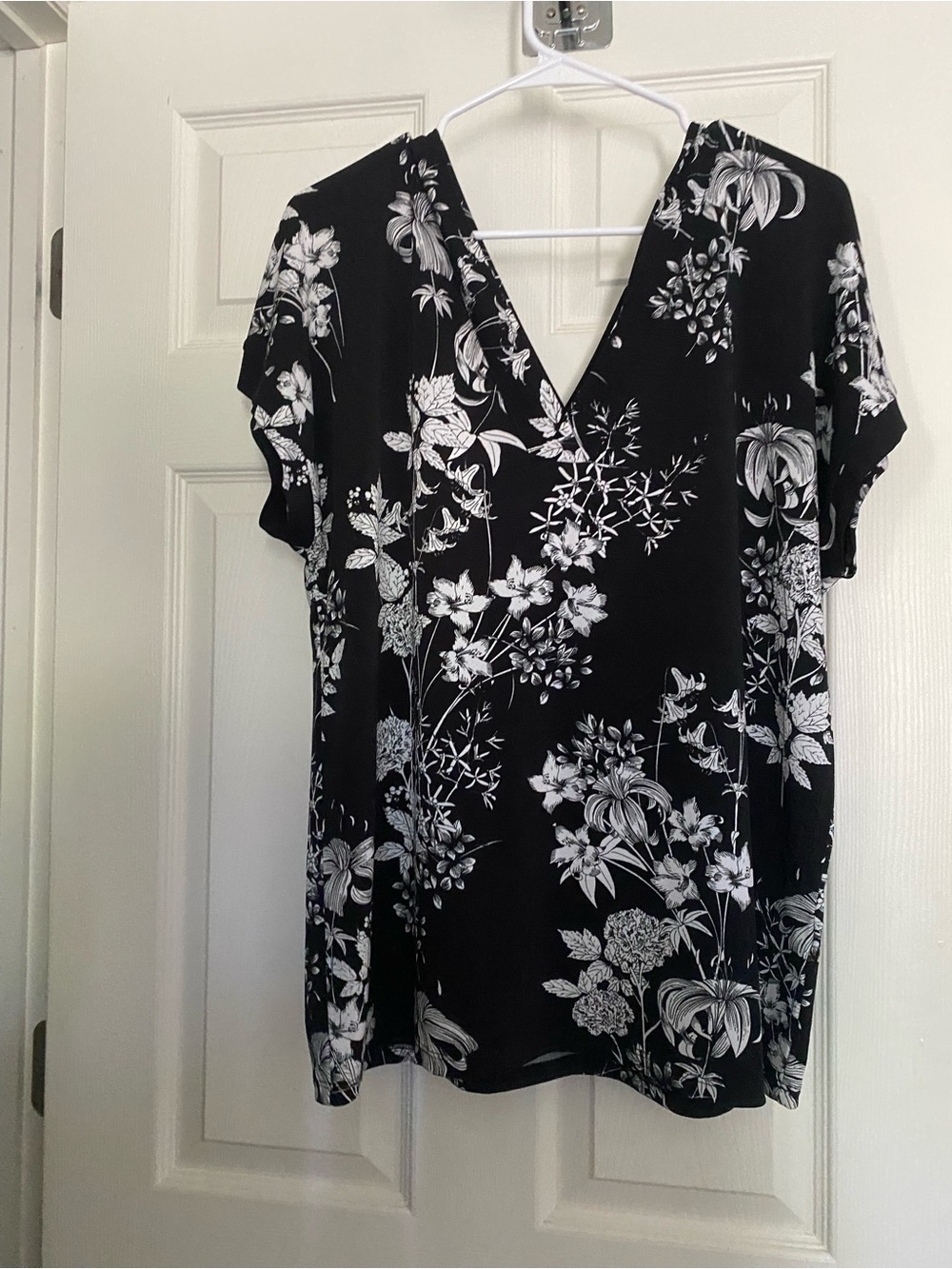 Banana Republic Black Floral V-Neck Tunic Top Large
